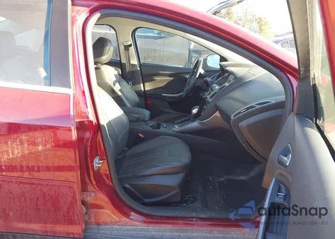 2014 Ford Focus Titanium z USA, uszkodzony, nr VIN 1FADP3J26EL241054